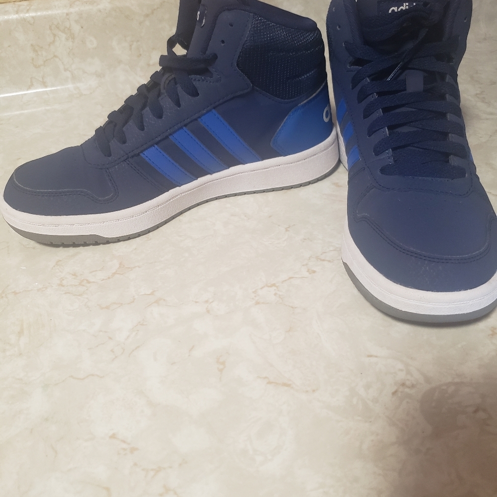 Mens size 6.5 Adidas Hightop sneakers.